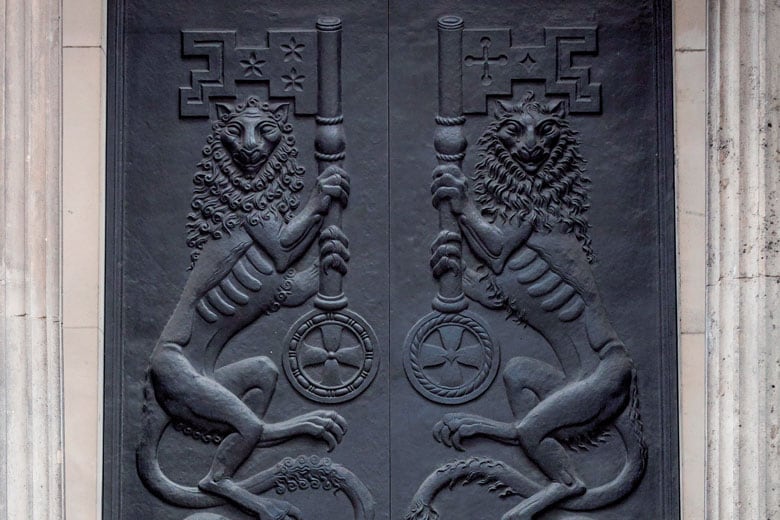 イギリスの中央銀行も約10年ぶりの利上げで緩和縮小に舵を切った　Simon Dawson-Bloomberg/Getty Images