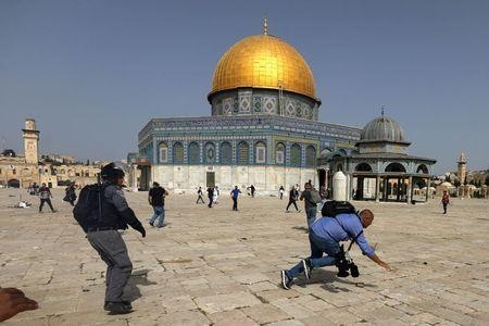 パレスチナ人とイスラエル治安部隊の対立が続くエルサレムで、１０日、パレスチナ自治区ガザからエルサレム地区とイスラエル南部に向けロケット弾が発射された。モスク前で１０日撮影。（２０２１年　ロイター/Ammar Awad）