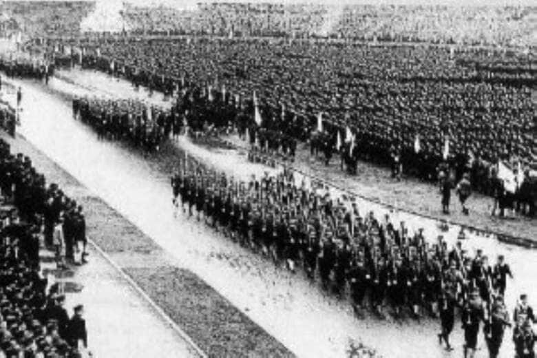 第2次大戦末期には多くの学生も戦場に駆り出された（写真は昭和18年10月21日に明治神宮外苑競技場で行われた学徒出陣壮行会） Public Domain