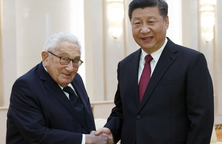 2018年11月8日、訪中したキッシンジャー氏と握手する習近平国家主席　Thomas Peter-REUTERS