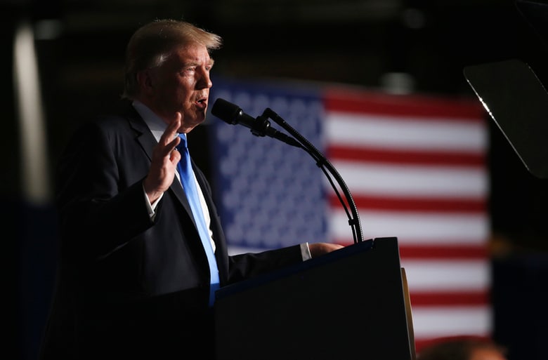 ８月２２日、米空軍のゴールドファイン参謀総長は、アフガニスタンへの米軍駐留継続方針を受けて、米空軍がアフガンでの攻撃力を増強し、アフガン空軍パイロット向けの訓練を強化する可能性を示唆。写真はバージニア州で２１日、アフガニスタンへの米軍駐留方針を発表するトランプ大統領（２０１７年　ロイター/Joshua Roberts）