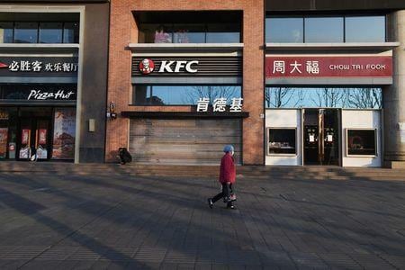 中国湖北省の衛生当局は、新型コロナウイルスの新たな感染者が２０日は４１１人だったと明らかにした。写真は２０日、武漢の街を歩く女性（２０２０年　ロイター）