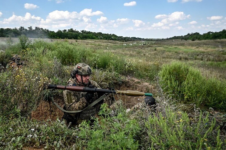 訓練でMANPADSを使用するウクライナ兵（2023年8月16日、ザポリッジャ地方）　Smoliyenko Dmytro/Ukrinform/ABACA via Reuters Connect
