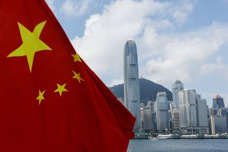　中国国務院（内閣に相当）は、高水準の債務を抱える１２の地方政府について、新規の負債を制限し、新たに着手できるプロジェクトにも制限を設けた。関係筋３人が明らかにした。香港で２０２２年１０月撮影（２０２３年　ロイター／Tyrone Siu）