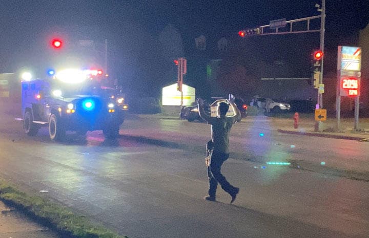 ウィスコンシン州ケノーシャで黒人差別反対デモを銃撃した白人少年。2人が死亡、1人が重症を負った（8月27日）　Brendan Gutenschwager/REUTERS