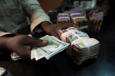 　英慈善団体「デット・ジャスティス」が１１日公表した報告書によると、アフリカ諸国の中国に対する債務は、中国以外の民間金融機関に対する債務の３分の１であり、金利は半分強に過ぎないことが分かった。世界銀行のデータを分析したという。写真はナイジェリア・ラゴスの両替所で２０１５年２月撮影（２０２２年　ロイター／Joe Penney）
