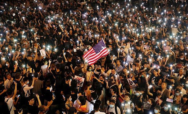 米下院は、香港が高度な自治を維持しているかどうか米政府に毎年検証することを求める「香港人権・民主主義法案」など中国への圧力を強める複数法案を可決した。写真は１４日に香港で撮影（２０１９年　ロイター／UMIT BEKTAS）