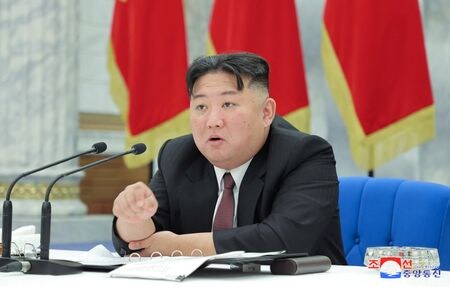 　１月１日、北朝鮮の金正恩朝鮮労働党総書記は、朝鮮労働党中央委員会拡大総会で、米国や韓国の脅威に対応する新型の大陸間弾道ミサイル（ＩＣＢＭ）システムの開発、戦術核兵器の大量生産を指示した。写真は中央委員会拡大総会に出席する金氏。KCNAが１２月３１日に配信（２０２３年　ロイター）