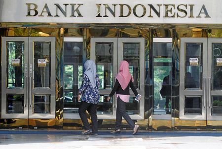 インドネシア中央銀行のデストリ・ダマヤンティ上級副総裁は４日、過去の利上げが物価の安定維持に十分な効果があるとの見方を表明し、今月の会合で政策金利を据え置く姿勢を示唆した。写真は２０１６年７月、ジャカルタで撮影（２０２３年　ロイター/Iqro Rinaldi）