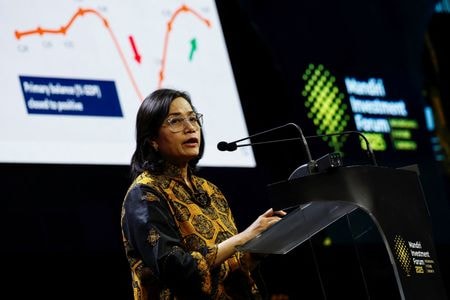 インドネシアのスリ・ムルヤニ財務相（写真）が８日、内閣改造の一環で解任された。ジャカルタの投資フォーラムで２月撮影（２０２５年　ロイター/Willy Kurniawan）