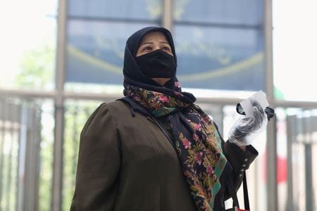 イラン保健省は８日、新型コロナウイルス感染を予防するため国民に公共の場でマスクを着用するよう勧告した。写真は５月１２日、テヘランで撮影（２０２０年　West Asia News Agency）