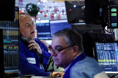 ニューヨーク証券取引所（ＮＹＳＥ）のフロアで働くトレーダーたち。１７日撮影（２０２５年　ロイター/Brendan McDermid）