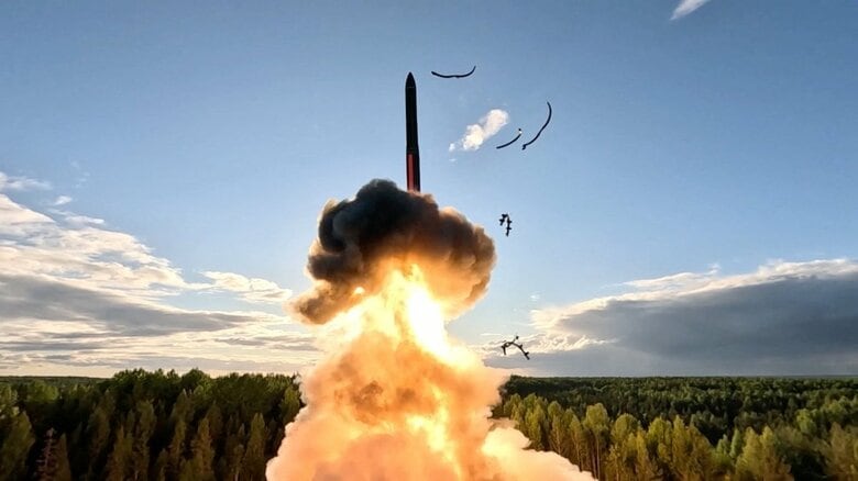 核搭載可能な大陸間弾道ミサイル（ICBM）の発射実験。8月28日に公開された映像から。ロシア北西部アルハンゲリスク州のプレセツク宇宙基地　 Russian Defence Ministry/Handout via REUTERS