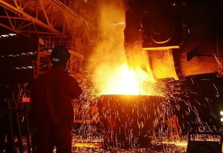 中国では3月以降、鉄鋼生産が拡大し、早期の景気回復への期待が広がっているが、鉄鋼需要は業界によって差があるのが実態だ。写真は2016年6月遼寧省の工場で撮影(2020年 ロイター)