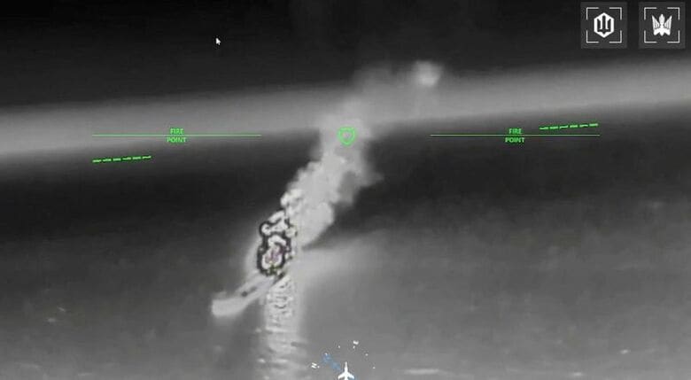 ウクライナの無人機がアゾフ海でロシアのタンカーを攻撃した後、煙が立ち上る様子。7月7日に公開された動画からのスクリーンショット。ウクライナ当局提供。REUTERS