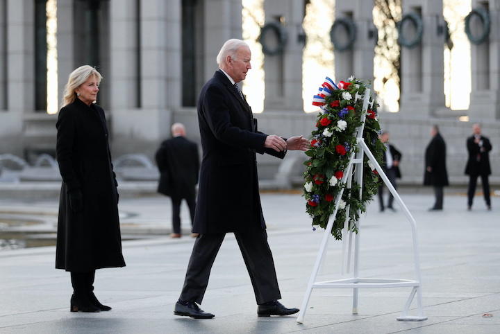 ワシントンのメモリアルサイトで献花したバイデン夫妻　Tom Brenner-RETERS