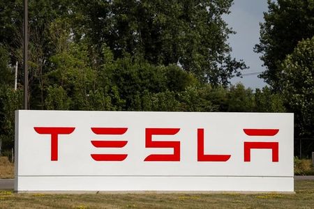 　３月２６日、米電気自動車（ＥＶ）大手テスラのマスク最高経営責任者（ＣＥＯ）は、２５日にツイッターで、米ニューヨークの工場を「人力の及ぶ範囲で可能な限り早く」再開し、新型コロナウイルスに感染した患者のための人工呼吸器を生産すると表明した。写真はニューヨークで２０１８年８月撮影（２０２０年　ロイター／BRENDAN MCDERMID）