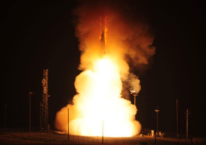 カリフォルニア州バンデンバーグ空軍基地で試験発射された大陸間弾道ミサイルICBMミニットマンⅢ（2015年）　Joe Davila/U.S. Air Force