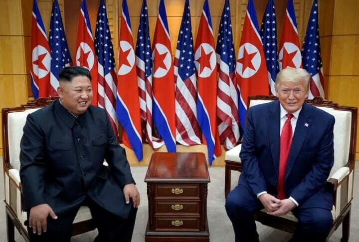 トランプ米大統領は２７日、北朝鮮の金正恩朝鮮労働党総書記と良好な関係を築いているとし、北朝鮮との問題を解決すると述べた。２０１９年６月撮影（２０２５年　ロイター/Kevin Lamarque）