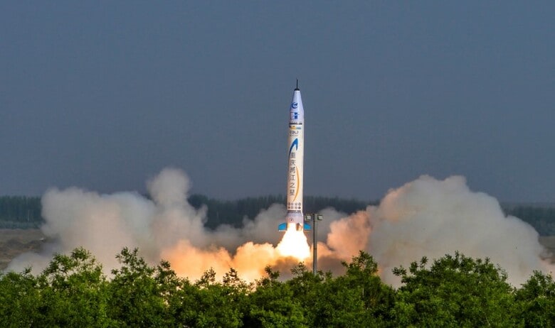 ５月１７日、中国で初の民間開発による宇宙ロケット「重慶両江之星」が北西部の発射台から打ち上げられ、周回軌道に入った。新華社が報じた。提供写真（２０１８年　ロイター）