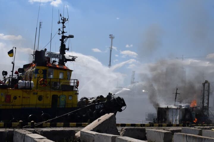 ウクライナ軍は7月23日、南部オデーサ（オデッサ）の港がロシアのミサイル攻撃を受けたと発表した。両国は22日、黒海の港からの穀物輸出再開に向けた合意文書に署名したばかりだった。ウクライナ軍提供（2022年　ロイター）