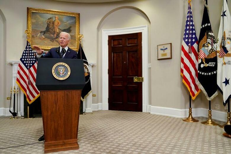 バイデン米大統領（写真）は、8月31日のアフガニスタン撤退期限の延長の是非を24時間以内に決定する見通し。ホワイトハウスで22日撮影（2021年　ロイター/Joshua Roberts）