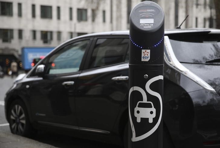 ９月１日、英国が、ガソリン車やディーゼル車の新規販売禁止に伴い発生するだろう電力不足を防ぐためには、巨額の資金を投じ、新たな発電所、電力供給ネットワーク、そして電気自動車（ＥＶ）充電スポットなどの整備を図る必要がある。写真は２０１６年５月、ロンドンの街頭充電スポットで充電する電気自動車（２０１７年　ロイター/Neil Hall）