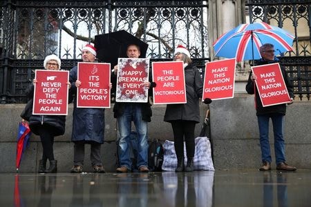 　英内務省は２３日、欧州連合（ＥＵ）離脱後に優秀な研究者を勧誘する政府の計画の一環として、ファストトラックビザを発給する科学者と研究者の数を現在の６２人から１２０人余りに増やすと発表した。写真はブレグジットに賛同する市民。１２月２０日、ロンドンで撮影（２０１９年　ロイター/Tom Nicholson）