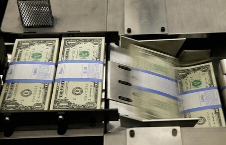 　５月１４日、正午のドルは前週末ＮＹ市場の終盤からほぼ横ばいの１０９円前半。海外市場に続いて手掛かり難が続き、全般見送りムードだった。午前のドルの値幅は上下わずか１９銭だった。写真はワシントンで２０１４年１１月撮影（２０１８年　ロイター／Gary Cameron）