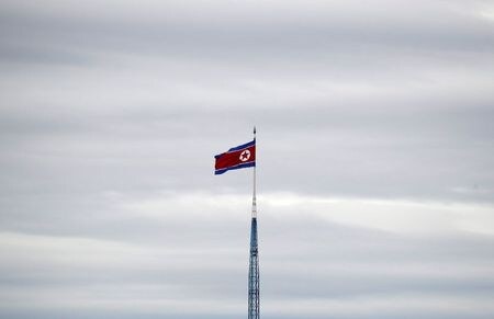 トマス・オヘア・キンタナ国連北朝鮮人権状況特別報告者は、新型コロナウイルスが流行する中、国際的に孤立している北朝鮮で飢餓が起きるリスクがあり、同国の核・ミサイル開発に対する国連の制裁を緩和すべきだとの報告書をまとめた。写真は北朝鮮の国旗。２０１８年４月、韓国の坡州から撮影（２０２１年　ロイター／Kim Hong-Ji）