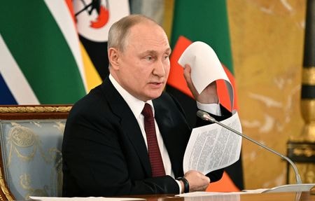　ロシアのプーチン大統領は１７日、ウクライナ和平交渉仲介を目指すアフリカ諸国代表団の提案の主要部分に否定的な見解を示した。ＲＩＡノーボスチ提供（２０２３年　ロイター）