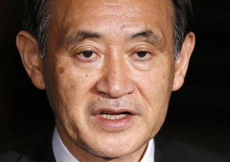 　１２月１８日、菅義偉官房長官（写真）は夕方の臨時閣議後の会見で、日銀がこの日決定した量的質的金融緩ｌ和（ＱＱＥ）を補完する措置について「日銀が適切に判断された」との見方を示した。１月撮影（２０１５年　ロイター/Toru Hanai）