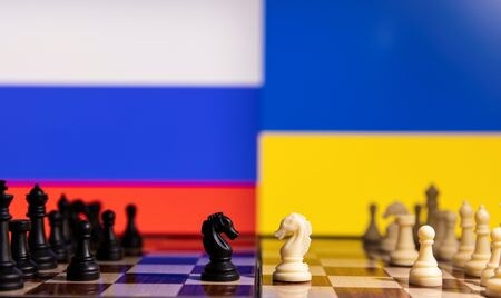 ６月４日、ロシア大統領府は今月１５─１６日にスイスが主催する「ウクライナ平和サミット」について、一部の国が参加を辞退している状況は理解できるとの見解を示した。写真はロシアとウクライナの旗のイメージ。２０２２年１月撮影（２０２４年　ロイター/Dado Ruvic）