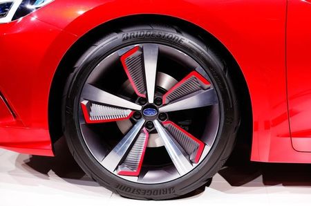 　３月７日、富士重工業は、全車種を１つのプラットフォーム（車台）「スバルグローバルプラットフォーム」をもとにした設計で開発すると発表した。写真はスバル・インプレッサセダン。米ロスアンジェルスで昨年１１月撮影（２０１６年　ロイター／Mike Blake）