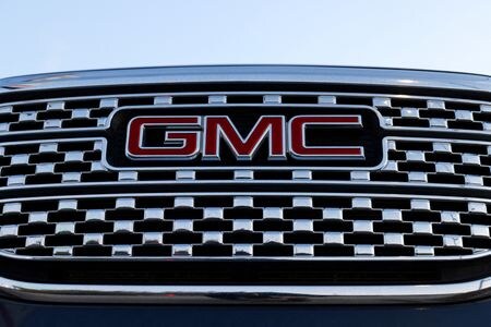 米自動車大手ゼネラル・モーターズ（ＧＭ）は２６日、需要急増を見込み、通期利益見通しを据え置いた。景気減速が懸念される中、支出や雇用を抑制しているという。ただ、第２・四半期決算の減益が失望され、序盤の株価は一時約４％安となった。（２０２２年　ロイター／Andrew Kellly）