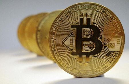 　３月８日、 暗号資産（仮想通貨）の代表格であるビットコインは、米電気自動車（ＥＶ）大手テスラのイーロン・マスク最高経営責任者（ＣＥＯ）が「割れたハート」の絵文字をツイッターに投稿しただけで相場が動揺するなど、極めて不安定なことで知られる。暗号資産（仮想通貨）の代表格であるビットコインは、米電気自動車（ＥＶ）大手テスラのイーロン・マスク最高経営責任者（ＣＥＯ）が「割れたハート」の絵文字をツイッターに投稿しただけで相場が動揺するなど、極めて不安定なことで知られる。 写真はビットコインのイメージ。２０２１年１