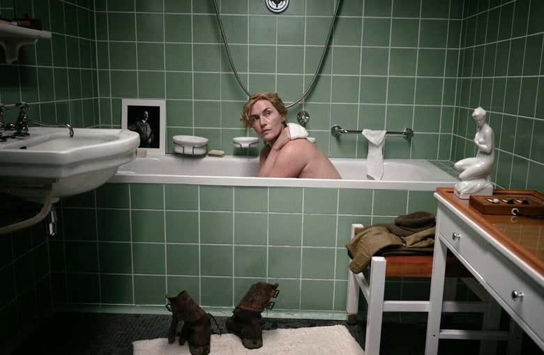 「ヒトラーのバスタブ写真」を再現　© BROUHAHA LEE LIMITED 2023