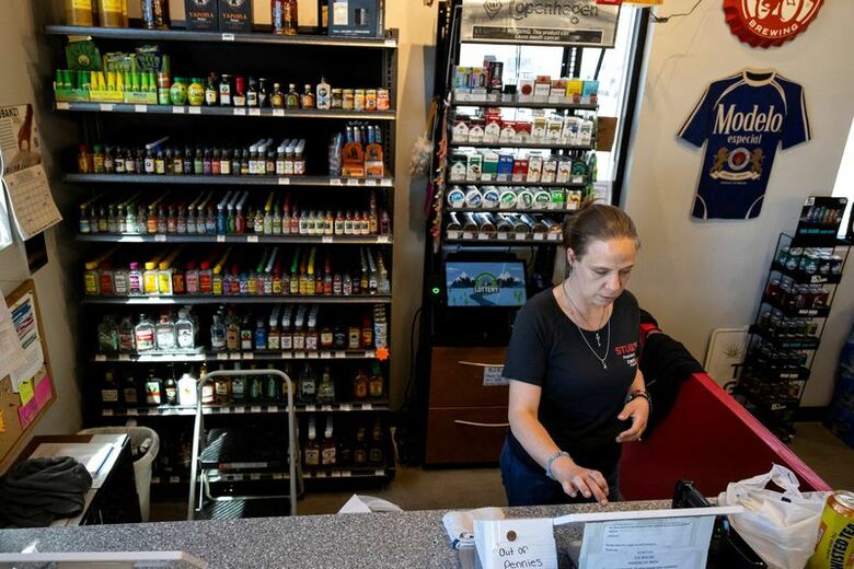 米コロラド州ウィギンズの酒販店で、5月11日撮影  REUTERS/Kevin Mohatt