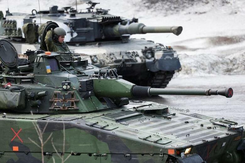 スウェーデンのストックホルム国際平和研究所（SIPRI）が発表したデータによると、2021年の世界の軍事費は2兆1130億ドルと、初めて2兆ドルを突破した。写真はノルウェーでの北大西洋条約機構（NATO）、フィンランド、スウェーデンの軍事演習。3月撮影（2022年　ロイター／Yves Herman）