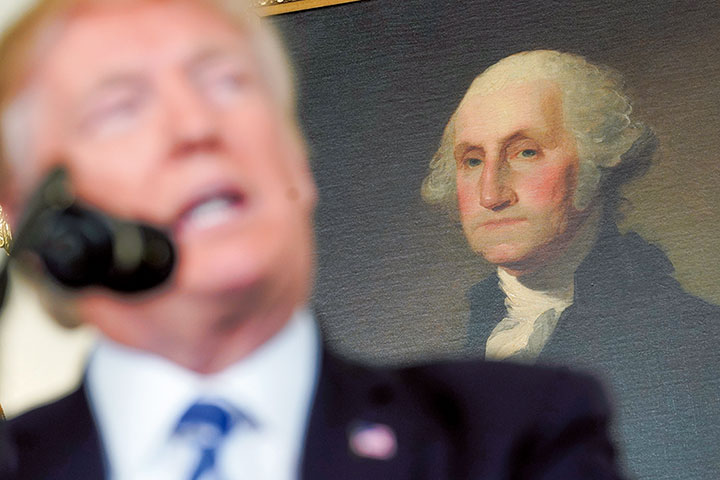 初代大統領ワシントンの肖像画の前で語るトランプ　Joshua Roberts-REUTERS