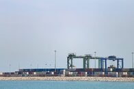 ホルムズ海峡再開でも物流危機は終わらない　世界のサプライチェーン復旧に1年の壁