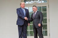 陸と海の中国封鎖を狙うエスパー長官の意外な訪問先は