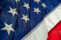 トランプを囲み、一斉に手を差し伸べる司教たち…大統領執務室で撮影された異様な映像が波紋