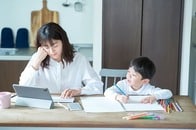 日本の10代女子の多くが「子どもは欲しくない」と考えるのはなぜか
