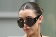 【画像】【動画】ビアンカ・センソリ、大胆なキャットスーツと「胸を擦り合わせる」動画で話題独占