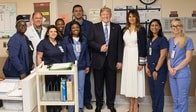 銃乱射の被害者を訪問したトランプ、ご機嫌で大顰蹙。この男に心はあるのか？