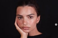 【写真】サッカーユニをたくし上げ、胸を「まる出し」に...エミリー・ラタコウスキーの投稿に、ナポリサポーター歓喜！