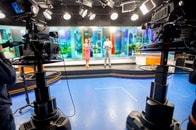 英ニュースキャスター、「絶対に映ってはいけない」不適切すぎる姿が放送されてしまい批判殺到