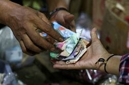 インドネシア中銀、緊急利上げで海外投資家に説明＝上級副総裁