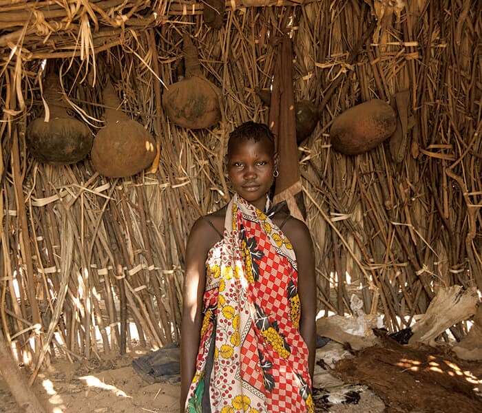 ケニア北西部のトゥルカナは、乾燥地帯にあり経済発展から取り残された地域で、牧畜民のコミュニティーが伝統的な生活を維持していた。しかし近年、油田が発見されたことで開発の波にのみ込まれている